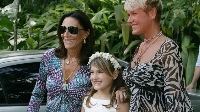 Sasha entre sua avó Beth Szafir e sua mãe Xuxa, após sua primeira comunhão