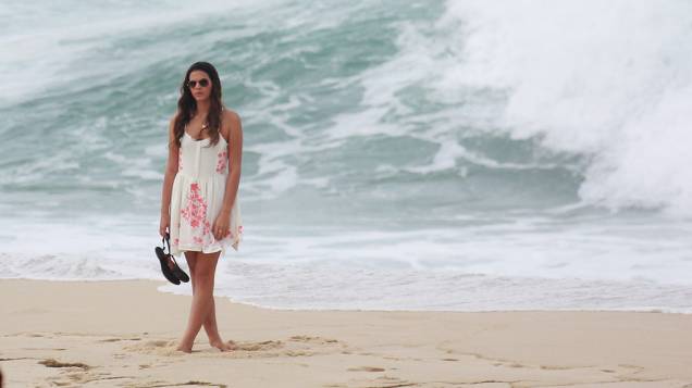 A atriz Bruna Marquezine durante gravações na praia Recreio dos Bandeirantes, no Rio de Janeiro