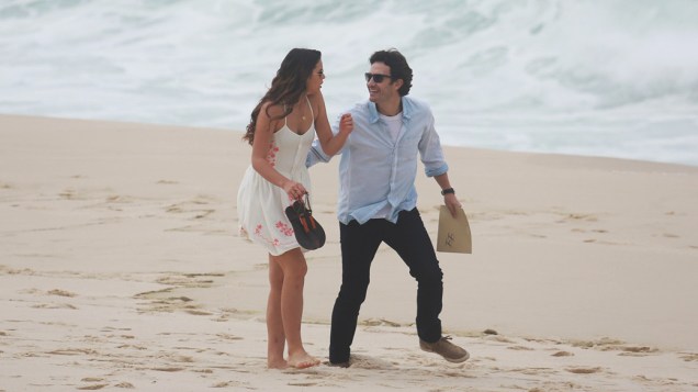 Bruna Marquezine grava com Gabriel Braga Nunes na praia Recreio dos Bandeirantes, no Rio de Janeiro