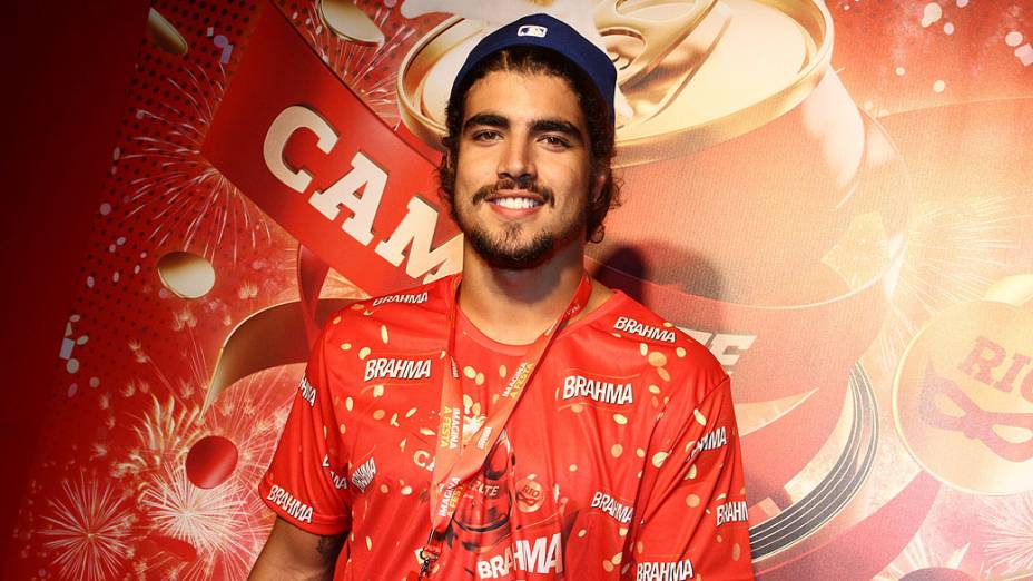 Caio Castro curte o Carnaval no camarote da Sapucaí