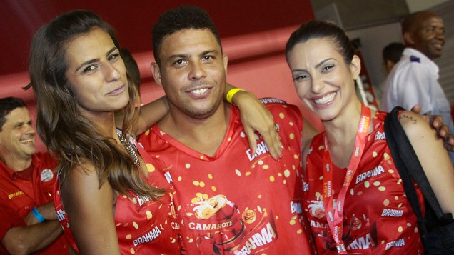 Ronaldo com sua namorada a DJ Paula Morais e Cléo Pires no último dia de desfile do Grupo Especial do Rio