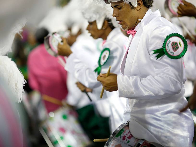 Bateria da Mangueira desfila na Sapucaí, no Rio
