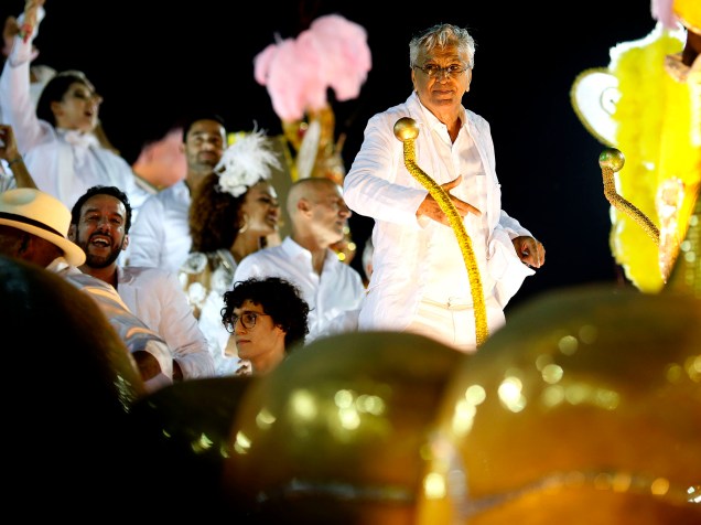 Caetano Veloso desfila pela Mangueira no segundo dia do Grupo Especial, na Sapucaí