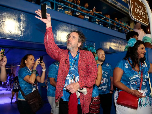 O cineasta norte-americano, Tim Burton, chega para assistir ao segundo dia de desfiles do Grupo Especial na Sapucaí, no Rio