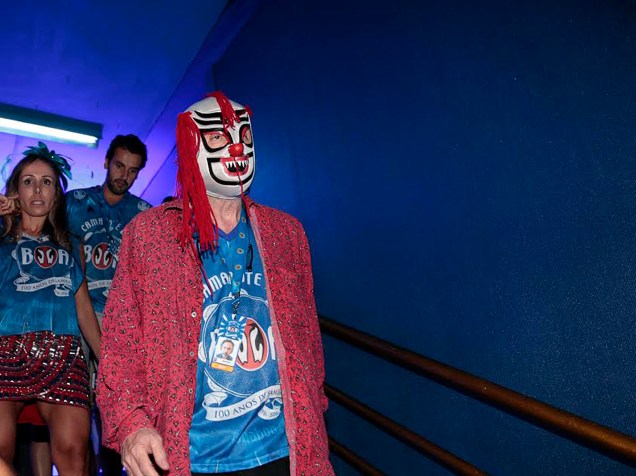 O cineasta Tim Burton chega à Sapucaí usando uma máscara de palhaço