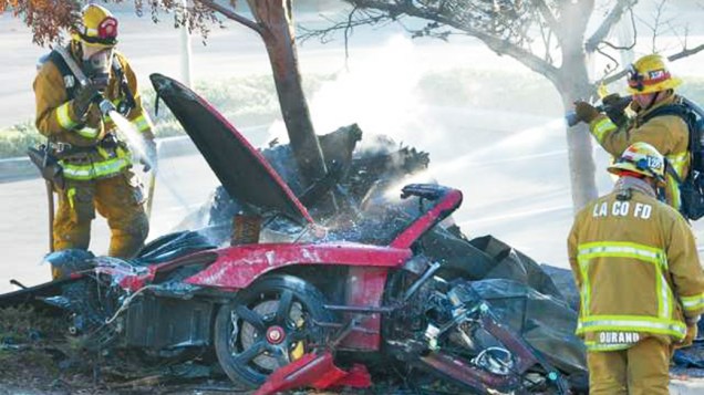 Bombeiros apagam fogo de Porsche destruído em acidente que causou a morte do ator Paul Walker neste sábado na cidade de Santa Clarita, Califórnia