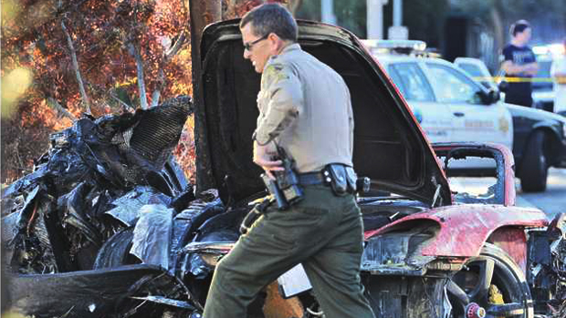 Paul Walker morre em acidente de carro. Porsche dirigido por um amigo do ator se chocou contra uma árvore e pegou fogo