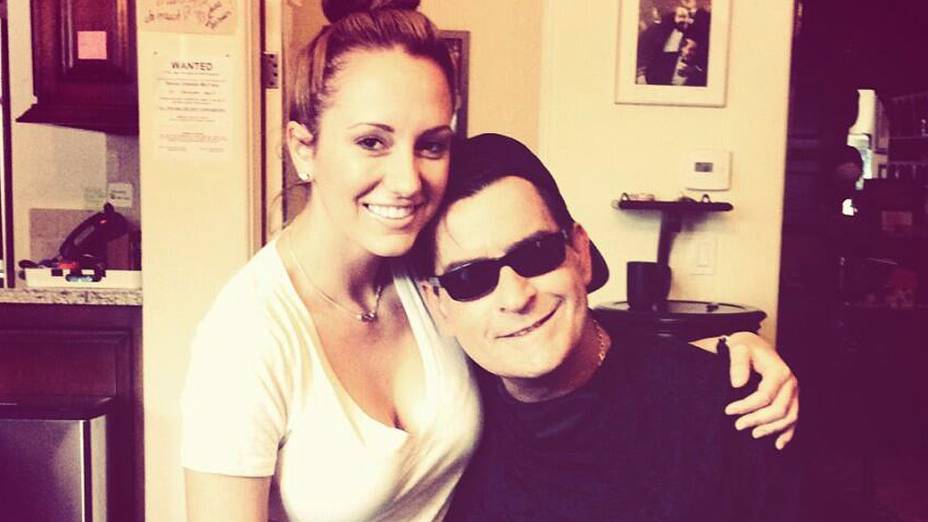 O ator Charlie Sheen com a noiva Brett Rossi