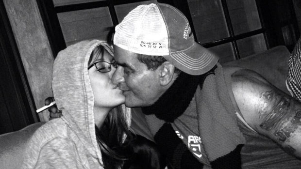 O ator Charlie Sheen com a noiva Brett Rossi
