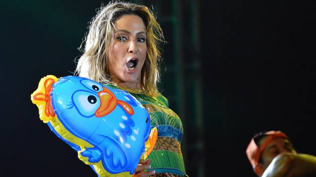 Claudia Leitte segurou um balão da Galinha Pintadinha durante show em São Lourenço da Mata (PE)