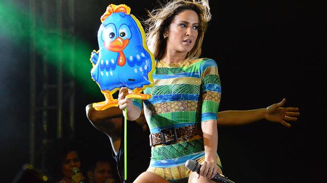 Claudia Leitte segurou um balão da Galinha Pintadinha durante show em São Lourenço da Mata (PE)