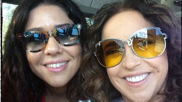 Daniela Mercury posta foto com a sua namorada, Malu Verçosa, a caminho da parada gay de Salvador
