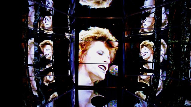 Vídeo de David Bowie cantando Starman no programa britânico Top of the Pops é refletido em espelhos na exposição no MIS, em São Paulo