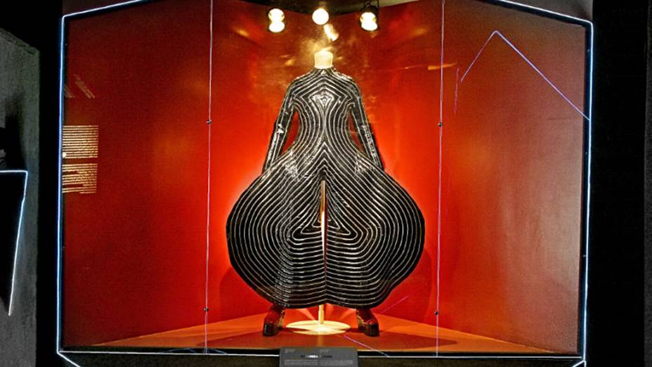 Macação de vinil Tokyo Pop, usado na turnê do álbum Alladin Sane, em 1973, abre exposição de David Bowie no Museu da Imagem e do Som, em São Paulo