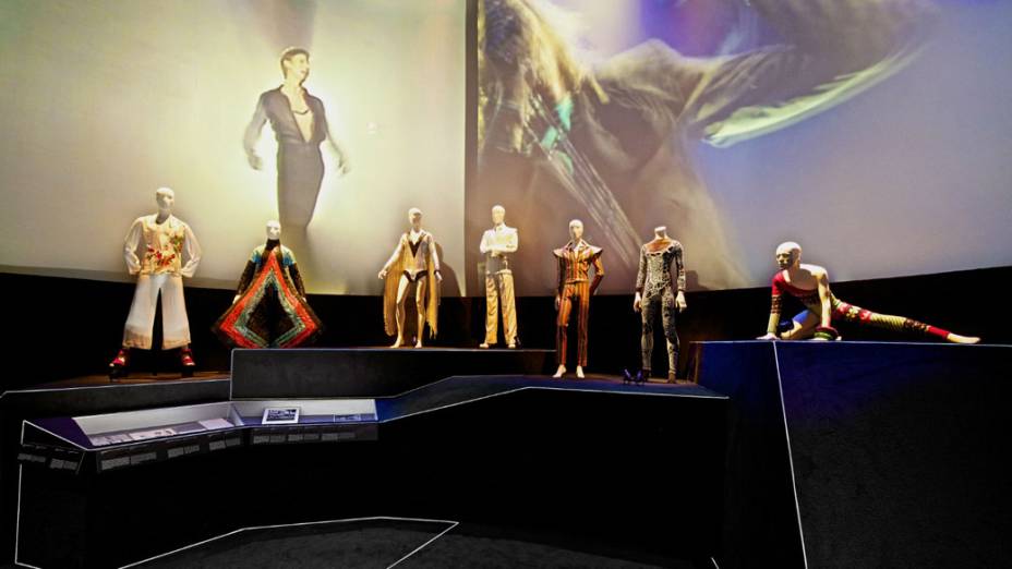 Figurinos de diversas fases da carreira de David Bowie são reunidos em exposição mo MIS, em São Paulo