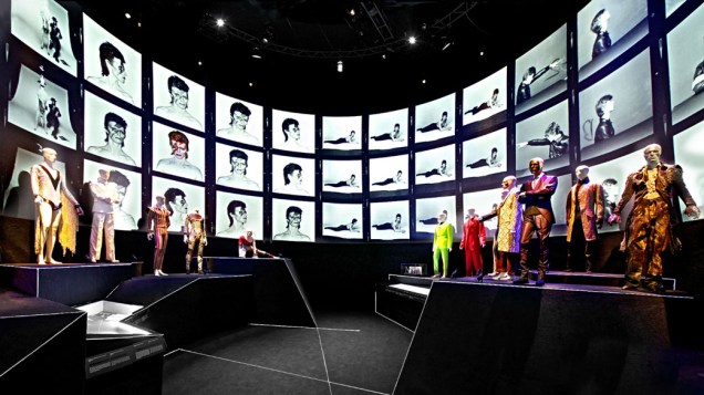 Fotos de David Bowie são exibidas em telão gigante em sala dedicada a figurinos históricos de sua carreira