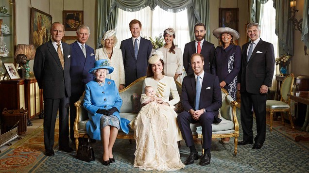 Retrato oficial da Família real britânica após o batizado do príncipe George no Palácio de St James, em Londres