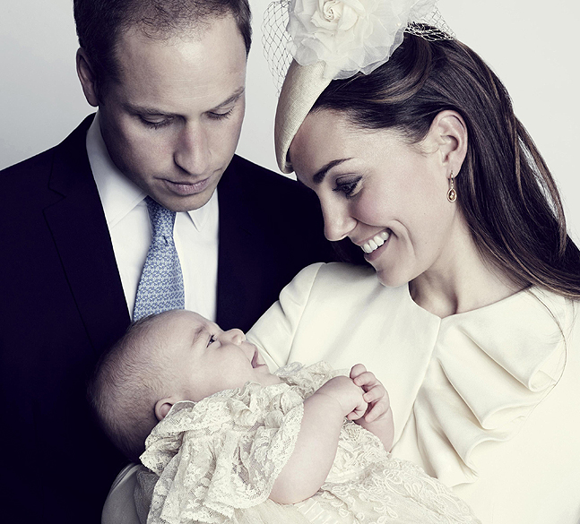 Príncipe William e Kate, posam para a foto oficial de batismo do príncipe George, no Clarence House, em Londres, em 2013