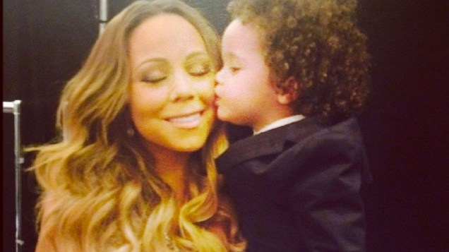 Mariah Carey posta imagem recebendo um beijo do filho
