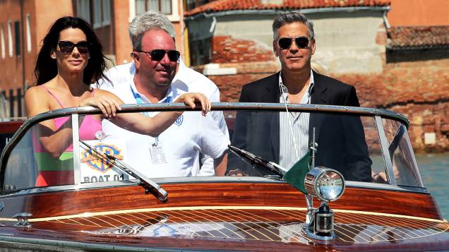 George Clooney chega de barco junto com a atriz Sandra Bullock antes da coletiva de imprensa do filme Gravity, no 70 º Festival de Veneza