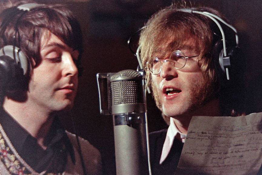 Paul McCartney e John Lennon na gravação de “Hey Bulldog” no estúdio de Abbey Road, em 1968