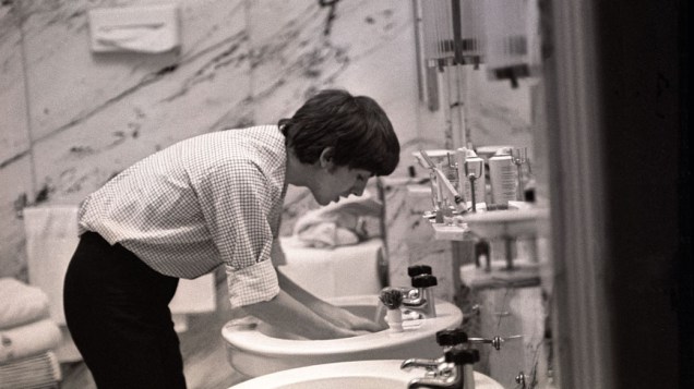George Harrison lavando as mãos. Segundo Ringo, um gesto simples de higiene aprendido por todos os Beatles quando garotos em Liverpool
