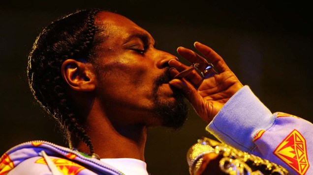 O rapper Snoop Dogg fumando durante o festival "Good Vibrations"