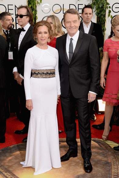 O ator Bryan Cranston chega com a esposa, Robin Dearden, para a premiação. Ele concorre a melhor ator em série dramática por Breaking Bad