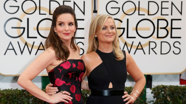 As atrizes Tina Fey e Amy Poehler chegam para apresentar o Globo de Ouro