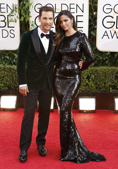 O ator Matthew McConaughey, indicado a melhor ator em filme dramático por Clube de Compras Dallas, com a mulher, a modelo brasileira Camila Alves