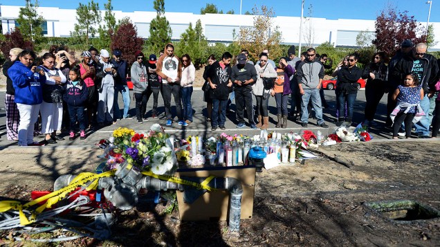 Fãs prestam homenagem no local onde ocorreu o acidente que matou o ator Paul Walker, em Santa Clarita, Los Angeles
