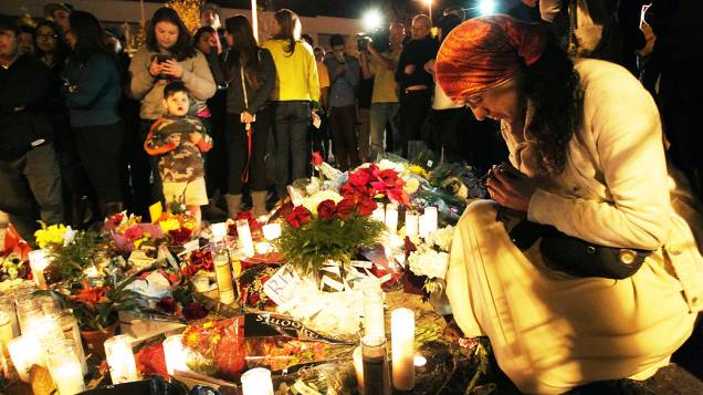 Fãs prestam homenagem ao ator Paul Walker no local de seu acidente, em Valência, na Califórnia Fãs prestam homenagem ao ator Paul Walker no local de seu acidente, em Valência, na Califórnia