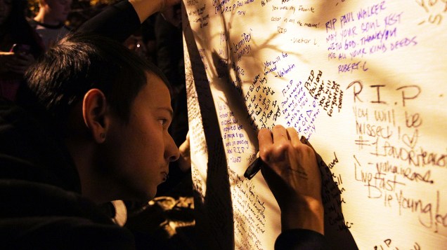 Fãs prestam homenagem ao ator Paul Walker no local de seu acidente, em Valência, na Califórnia