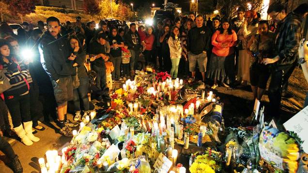 Fãs prestam homenagem ao ator Paul Walker no local de seu acidente, em Valência, na Califórnia Fãs prestam homenagem ao ator Paul Walker no local de seu acidente, em Valência, na Califórnia