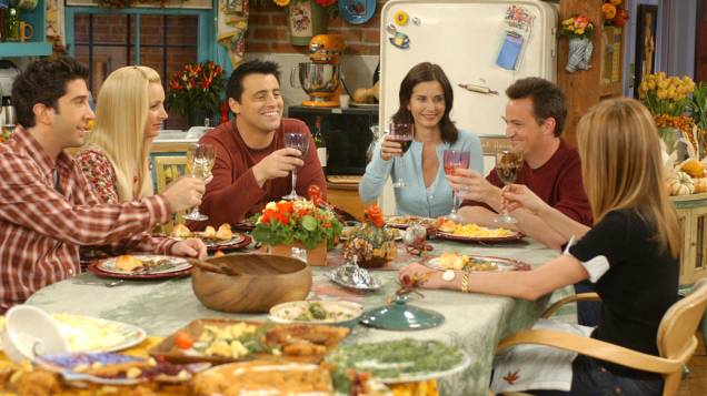 Elenco de Friends no apartamento de Monica (Courteney Cox), um dos principais pontos de encontro dos personagens