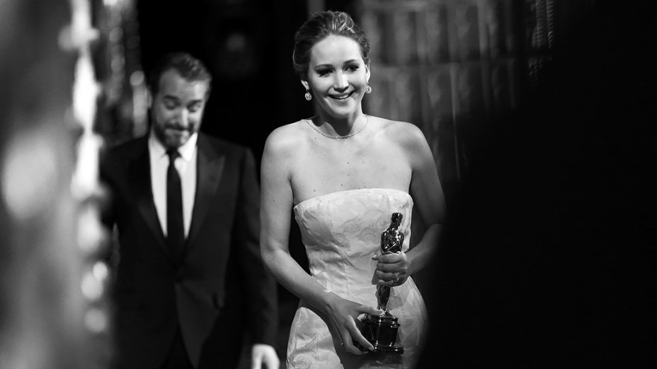 Jennifer Lawrence recebe o Oscar de melhor atriz no palco do Dolby Theater, em Hollywood