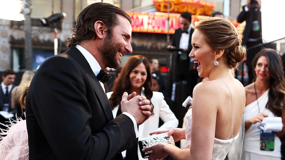 Jennifer Lawrence encontra Bradley Cooper, seu colega de elenco na comédia romântica O Lado Bom da Vida, no tapete vermelho do Oscar