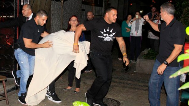 <p>Justin Bieber deixa boate coberto por um lençol branco e acompanhado de duas mulheres em Ipanema, no Rio de Janeiro</p> <p>Justin Bieber deixa boate coberto por um lençol branco e acompanhado de duas mulheres em Ipanema, no Rio de Janeiro</p>