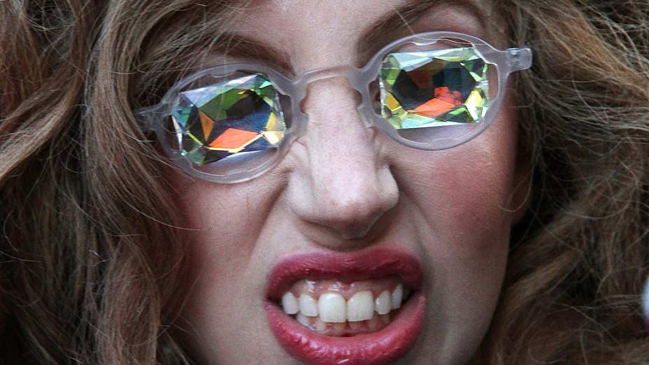 Lady Gaga vista deixando seu hotel, em Londres neste domingo (08)