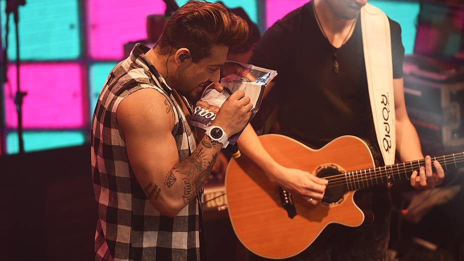 O cantor Lucas Lucco dá autógrafos durante show na Woods Bar, em São Paulo
