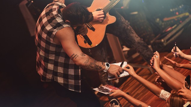 O cantor Lucas Lucco dá autógrafos durante show na Woods Bar, em São Paulo