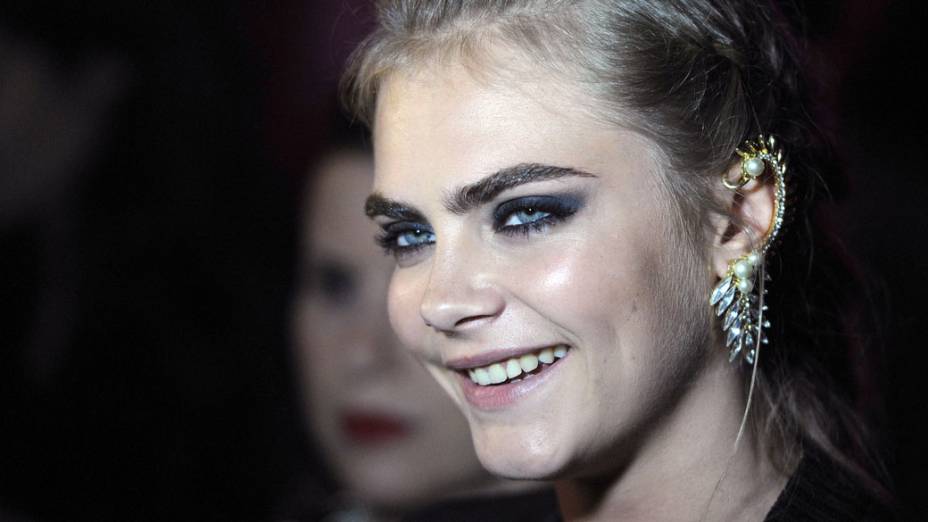 Modelo Cara Delevigne no evento da marca DKNY, em Londres