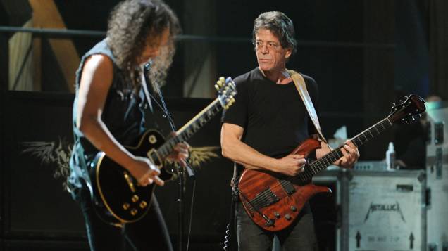 Kirk Hammett, do Metallica, e Lou Reed tocam juntos em um show em Nova York, em 2009
