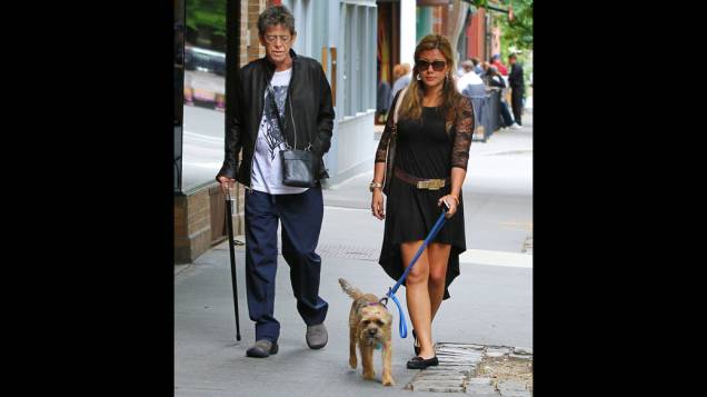 Lou Reed passeia em Nova York poucos dias depois de receber um transplante de fígado