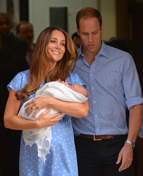 Príncipe William e Catherine, Duquesa de Cambridge mostra seu filho recém-nascido para a mídia do mundo, do lado de fora do Hospital de Santa Maria, em Londres