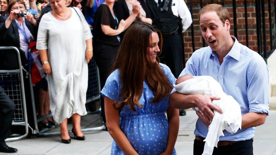 Príncipe William e Catherine, Duquesa de Cambridge mostra seu filho recém-nascido para a mídia do mundo, do lado de fora do Hospital de Santa Maria, em Londres