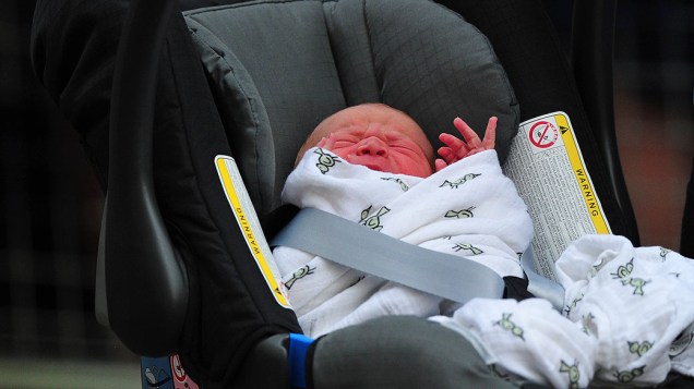 Filho recém-nascido do Príncipe William e Catherine, Duquesa de Cambridge é visto em um assento de carro fora do Hospital de Santa Maria, em Londres
