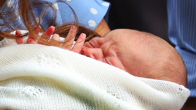 Filho recém-nascido do Príncipe William e Catherine, Duquesa de Cambridge é visto em um assento de carro fora do Hospital de Santa Maria, em Londres