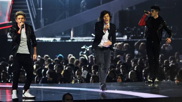Niall Horan, Harry Styles e Zayn Malik, do One Direction, durante show no Brit Awards 2013, em Londres, Inglaterra