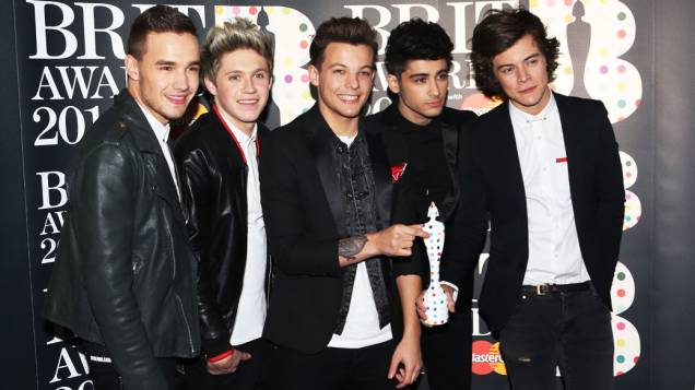 One Direction posa com prêmio do Brit Awards 2013, em Londres, Inglaterra